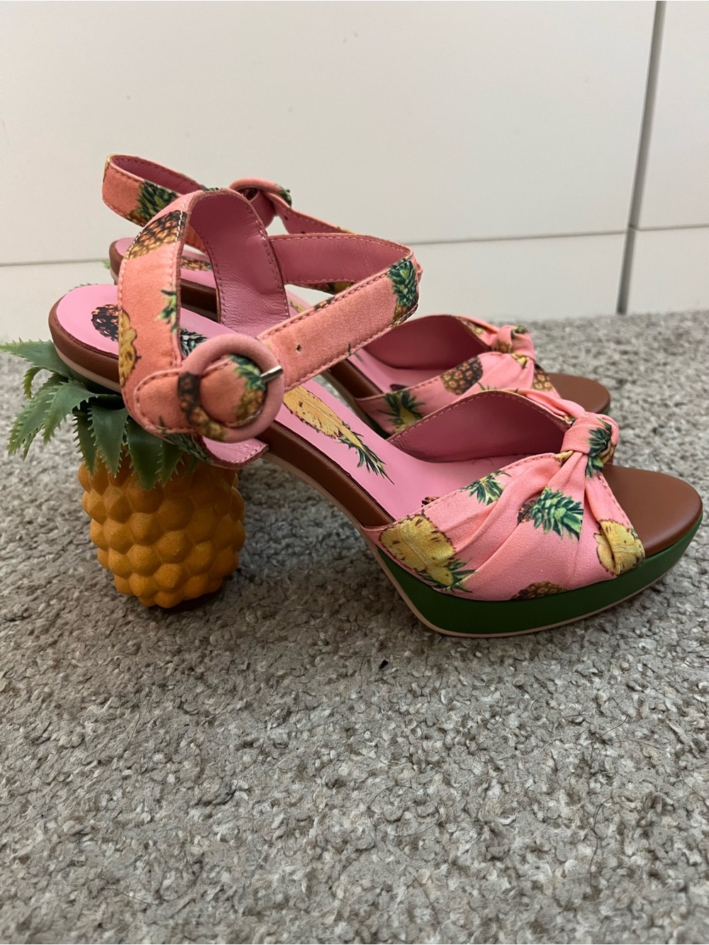 Women's Buckle Strap Sandals
Pineapple High Heels Shoes Party
Bar Runway Fashion